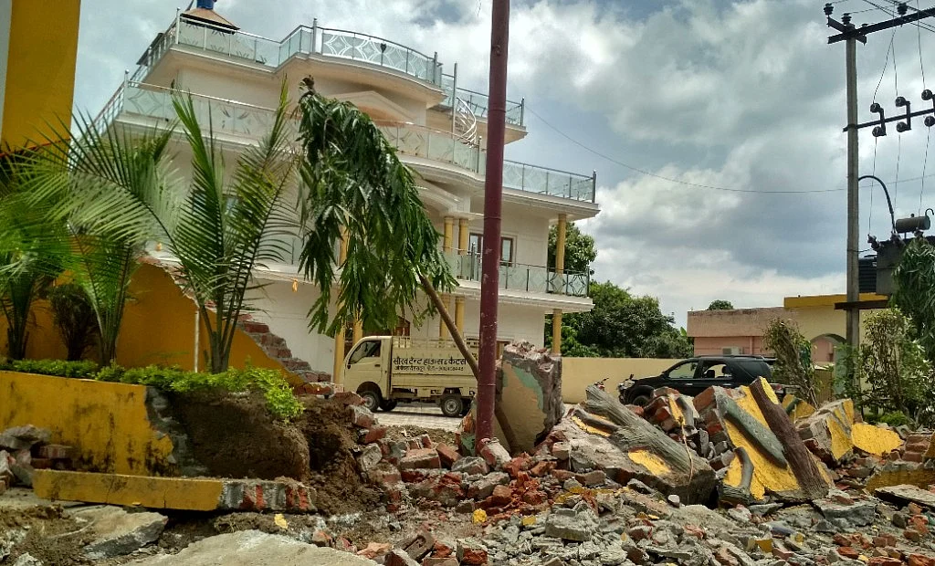 उत्तराखंड: जगह-जगह घूम रहे हैं बुलडोजर, अतिक्रमण हटाने के नाम पर मची है तोड़फोड़