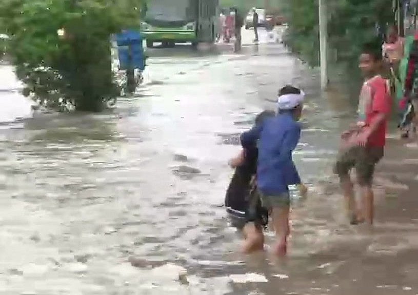 भारी बारिश के बाद जलमग्न हुई दिल्ली और अस्त-व्यस्त हुआ जनजीवन, तस्वीरों में देखें