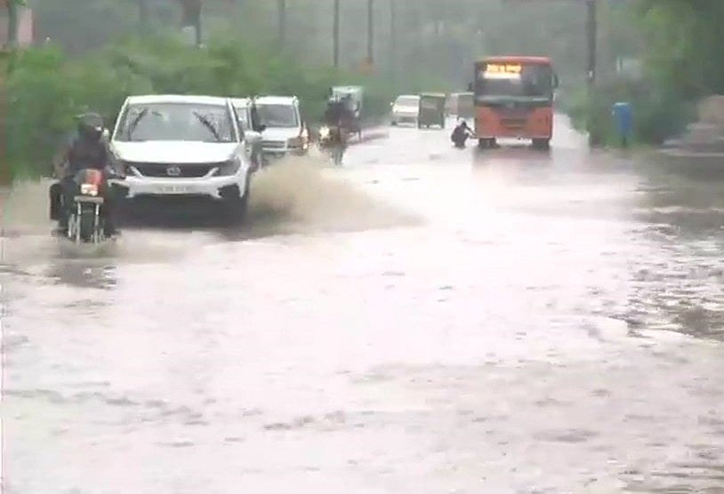 भारी बारिश के बाद जलमग्न हुई दिल्ली और अस्त-व्यस्त हुआ जनजीवन, तस्वीरों में देखें