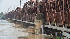 दिल्ली: अभी भी उफान पर यमुना, 150 साल पुराना लोहे का पुल बंद, 27 ट्रेनें रद्द, 7 का रूट डायवर्ट