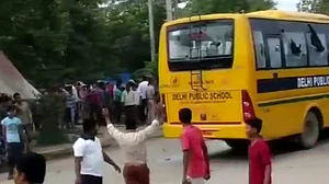 गुरुग्राम: निजी स्कूल बस ने साइकिल सवार पति-पत्नी को कुचला, दोनों की मौत, गुस्साए लोगों ने बस पर किया पथराव