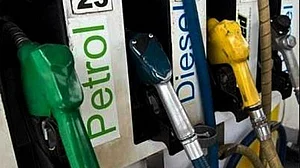 देश में नहीं थम रहे पेट्रोल-डीजल के दाम, फिर हुआ इजाफा, आगे भी नहीं राहत की उम्मीद