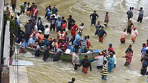 केरल: बारिश और बाढ़ से अब तक 370 लोगों की मौत, 7 लाख से ज्यादा लोग विस्थापित, संक्रामक रोगों के फैलने का खतरा