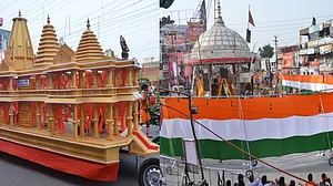 राजनीति में धर्म और राष्ट्रवाद का तड़का: कांवड़ यात्रा में राम मंदिर के साथ तिरंगे की लहरों पर सवार बीजेपी