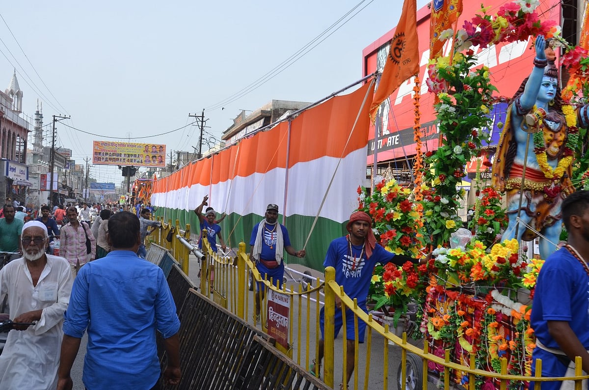राजनीति में धर्म और राष्ट्रवाद का तड़का: कांवड़ यात्रा में राम मंदिर के साथ तिरंगे की लहरों पर सवार बीजेपी