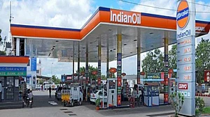 आरटीआई से चौंकाने वाला खुलासा, भारत दूसरे देशों को आधे दाम पर बेच रहा पेट्रोल और डीजल