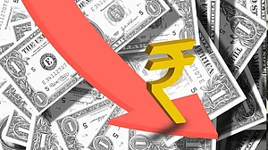 गिरावट में रुपए से मुकाबला कर रही सरकार, अबकी बार 70 पार: मोदी सरकार पर कांग्रेस का प्रहार
