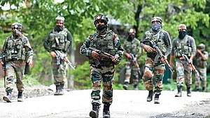 जम्मू-कश्मीर: आतंकियों के निशाने पर पुलिसकर्मियों का परिवार, दो दिनों में 7 लोगों का अपहरण, हाई अलर्ट जारी