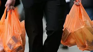 यूपी के बाद उत्तराखंड में आज से पॉलीथिन बैन, इस्तेमाल करने पर लगेगा भारी जुर्माना