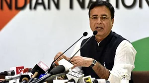 ‘मोदी सरकार ने फसल बीमा योजना की आड़ में चलाई निजी कंपनी मुनाफा योजना’