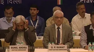 चुनाव आयोग की सर्वदलीय बैठक में विपक्षी दलों ने उठाया ईवीएम और वीपीपैट का मुद्दा, आयोग ने दिया आश्वासन