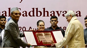 शांति और एकता के क्षेत्र में प्रयासों के लिए गोपालकृष्ण गांधी को प्रदान किया गया ‘राजीव गांधी सद्भावना पुरस्कार’