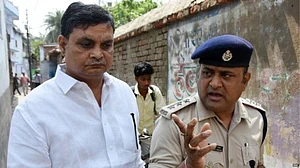 मुजफ्फरपुर बालिका गृह कांड: मुख्य आरोपी के पास से मिले 40 मोबाइल नंबर, बेटे को सीबीआई ने पूछताछ के बाद छोड़ा