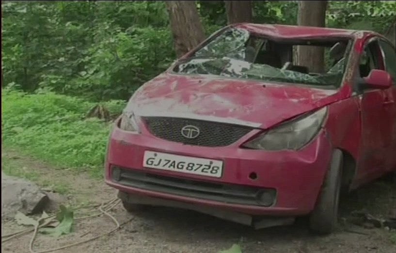 गुजरात: पंचमहल में नाले में ग‍िरी कार, एक ही परिवार के 7 बच्चों की मौत  