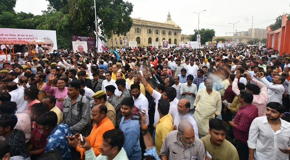 लखनऊः वाजपेयी की अस्थि कलश यात्रा में बीजेपी विधायक और समर्थकों ने किया पुलिस पर हमला, भगोड़े आरोपी को छुड़ाया