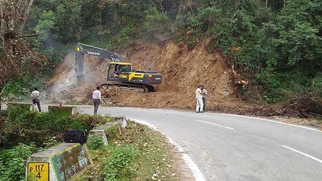 ‘ऑल वेदर रोड’ के नाम पर गंगा का हो रहा सत्यानाश, लाखों पेड़ बर्बाद, आपदा को दिया जा रहा निमंत्रण 