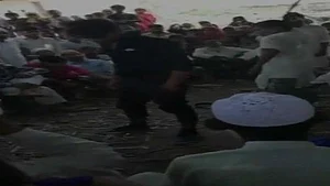 यूपी: मुरादाबाद में पंचायत का तुगलकी फरमान, युवकों को बेल्ट से पीटने की सजा सुनाई, वीडियो वायरल