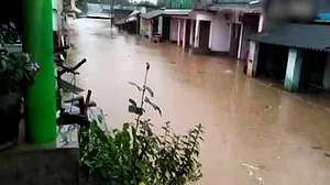 ओडिशा: चक्रवाती तूफान ‘डेई’ के गुजरने के बाद कई इलाकों में भारी बारिश, बाढ़ जैसे बने हालात