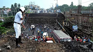 कोलकाता पुल हादसा: मरने वालों की संख्या पहुंची 3, राहत और बचाव कार्य खत्म