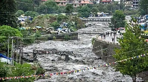हिमाचल में बारिश से भारी तबाही, 8 लोगों की मौत, 200 से ज्यादा सड़क मार्ग बंद, हजारों लोग रास्ते में फंसे