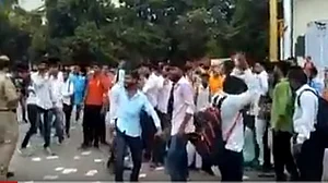 यूपीः गोरखपुर यूनिवर्सिटी में एबीवीपी की गुंडागर्दी, विरोध कर रहे छात्रों की पिटाई, छात्र संघ चुनाव स्थगित