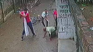 योगीराज में कानून व्यवस्था पर उठे सवाल, इलाहाबाद में दिनदहाड़े रिटायर्ड दरोगा की पीट-पीटकर हत्या