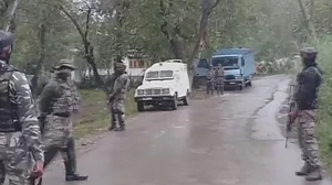 जम्मू कश्मीर: कुलगाम में सुरक्षाबलों और आतंकियों के बीच मुठभेड़ में 5 आतंकी ढेर, ट्रेन-इंटरनेट सेवा पर लगी रोक