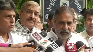 राफेल सौदा: सीवीसी से मिली कांग्रेस, घोटाले के आरोप में की एफआईआर दर्ज करने की मांग