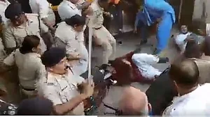 छत्तीसगढ़: बिलासपुर में कांग्रेस कार्यकर्ताओं पर टूटा पुलिस का कहर, ऑफिस में घुसकर बेरहमी से पीटा