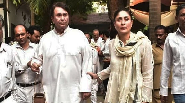 कृष्णा राज कपूर को आखिरी विदाई देने उमड़ा बॉलीवुड, मां को मुखाग्नि देते हुए भावुक हुए रणधीर और राजीव