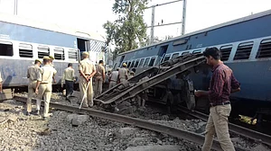 रायबरेली: न्यू फरक्का एक्सप्रेस की 9 बोगियां पटरी से उतरीं, 7 लोगों की मौत, रेल मंत्री ने दिए जांच के आदेश