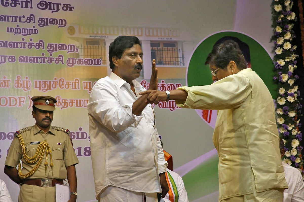 वीडियो: जब पुडुचेरी की उपराज्यपाल किरण बेदी ने मंच पर दिखाया विधायक को पुलिसिया रौब, तो मिला ऐसा जवाब