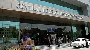 सीबीआई निदेशक बनने के लिए गुजरात में पीएम मोदी के करीबी रहे दो अफसरों में खींचातानी