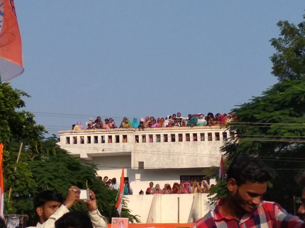 LIVE: बापू की धरती पर लगे ‘चौकीदार चोर है’ के नारे, राहुल बोले, मोदी जी ने देश को तोड़ने का किया काम