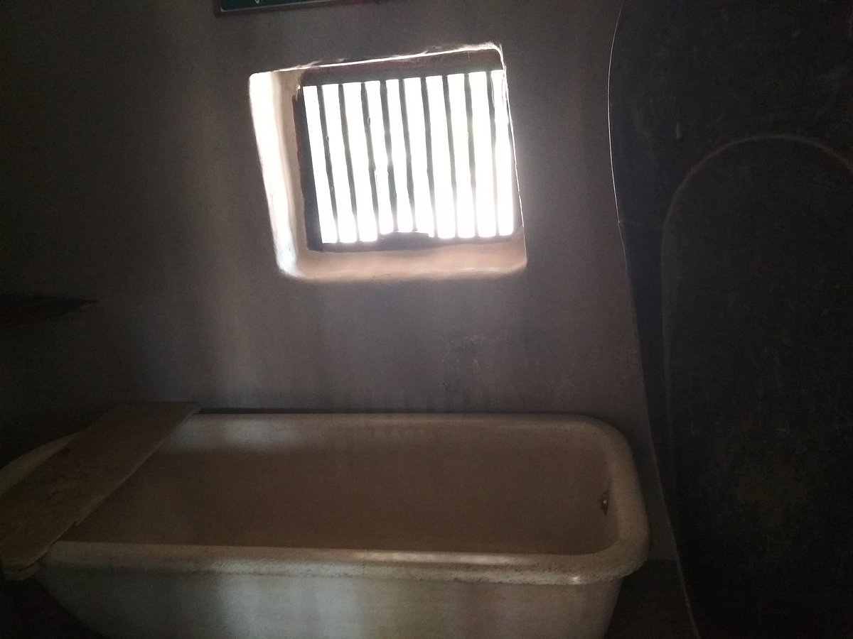 संगमरमर का यह बाथ टब बापू ने उनके जीवनीकार और मशहूर लेखक लुई फिशर के लिए मंगवाया था। लुई फिशर से भारत की गर्मी बर्दाश्त नहीं होती थी तो बापू के कहने पर मशहूर उद्योगपति घनश्यादास बिड़ला ने ये सेवाग्राम भिजवाया था।