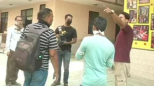 फरीदाबाद: आर्थिक तंगी में खत्म हो गया पूरा परिवार, 3 बहनों ने भाई संग लगाई फांसी