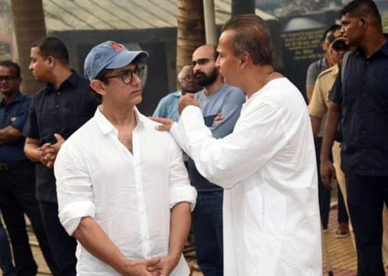 कृष्णा राज कपूर को आखिरी विदाई देने उमड़ा बॉलीवुड, मां को मुखाग्नि देते हुए भावुक हुए रणधीर और राजीव