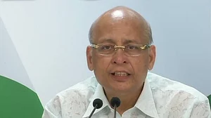 कांग्रेस का पीएम मोदी पर पलटवार, कहा, विरासत विहीन बीजेपी विरासत हथियाने के लिए तड़प रही