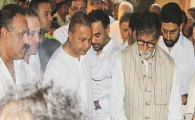 कृष्णा राज कपूर को आखिरी विदाई देने उमड़ा बॉलीवुड, मां को मुखाग्नि देते हुए भावुक हुए रणधीर और राजीव