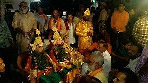 पीएम के संसदीय क्षेत्र में श्रीराम को आया चक्कर और होने लगीं उल्टियां, सफाई की मांग लेकर धरने पर बैठे देव