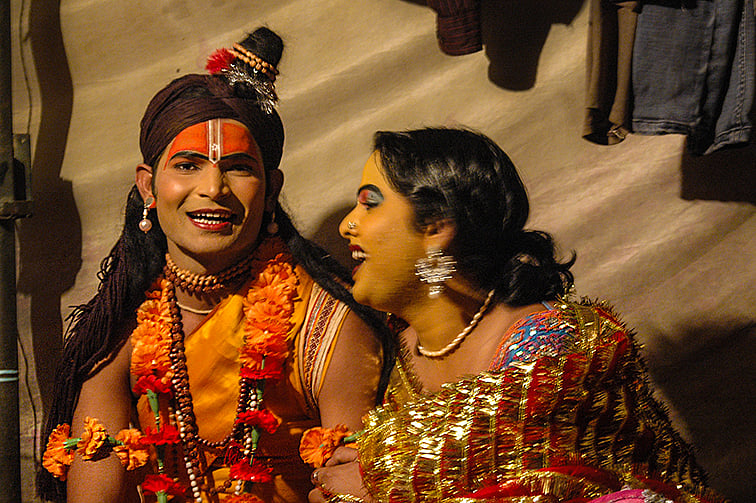 रामलीलाः ग्रीन रूम में बसी कलाकारों की दुनिया बहुत सी सांसारिक मान्यताओं को दरकिनार करती है, देखें तस्वीरें