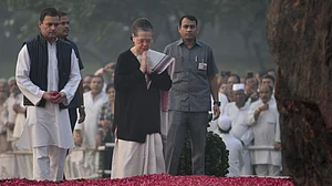 पूर्व प्रधानमंत्री इंदिरा गांधी की 34वीं पुण्यतिथि, राहुल-सोनिया गांधी, मनमोहन सिंह ने दी श्रद्धांजलि