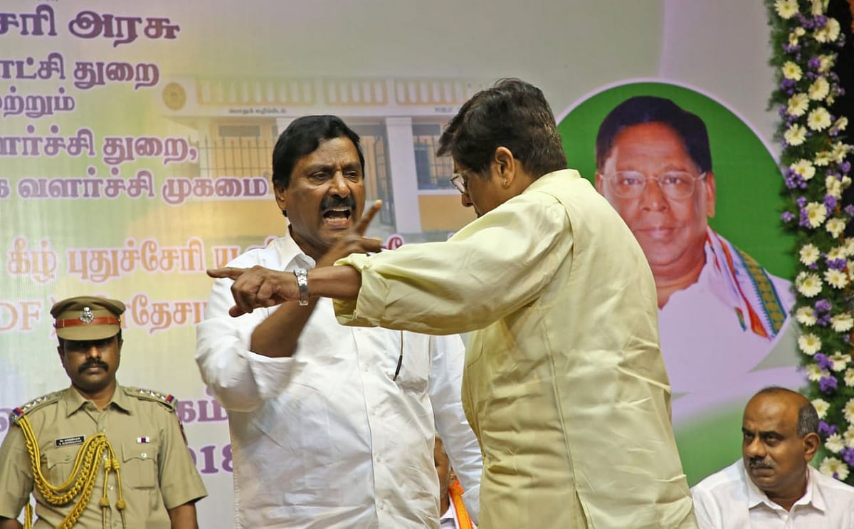 वीडियो: जब पुडुचेरी की उपराज्यपाल किरण बेदी ने मंच पर दिखाया  विधायक को पुलिसिया रौब, तो मिला ऐसा जवाब