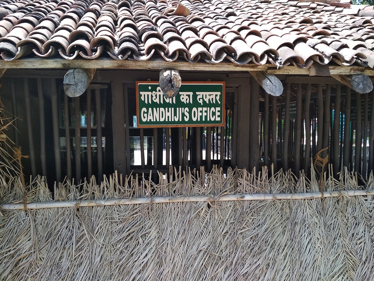 बापू ने सेवाग्राम में अपने लिए अलग से एक दफ्तर भी बनवाया था। इस दफ्तर में उनके सचिव महादेव देसाई द्वारा इस्तेमाल किया जाने वाला टाइपराइटर आज भी रखा है।