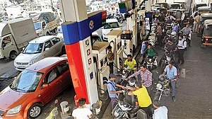 दिल्ली में आज पेट्रोल पंप हड़ताल पर, ऑटो-टैक्सी भी नहीं चलेगी