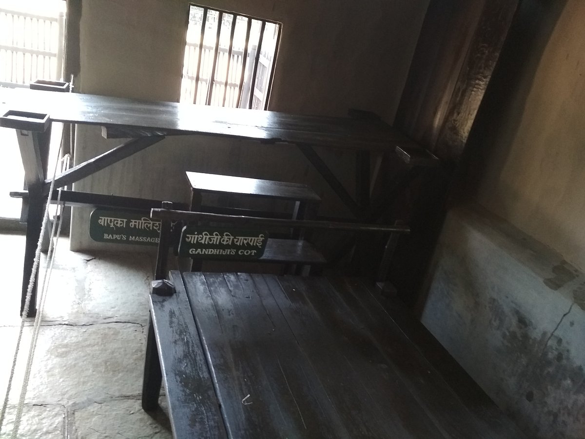 सादा जीवन, उच्च विचार के हिमायती महात्मा गांधी लकड़ी की इसी चारपाई पर सोते थे। गद्दे और बिछावन का प्रयोग भी वे जरूरत पड़ने पर, सर्दियों में ही करते थे। सेवाग्राम में मौजूद उनकी लकड़ी की ये चारपाई इस बात की तस्दीक करती है कि आज के दौर में ऐसी सादगी की कल्पना भी मुश्किल है।