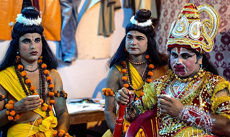 रामलीलाः ग्रीन रूम में बसी कलाकारों की दुनिया बहुत सी सांसारिक मान्यताओं को दरकिनार करती है, देखें तस्वीरें