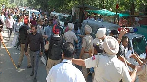 अमृतसर ट्रेन हादसा: रेलवे ट्रैक पर प्रदर्शन कर रहे लोगों का पुलिस पर पथराव, कई पुलिसकर्मी घायल