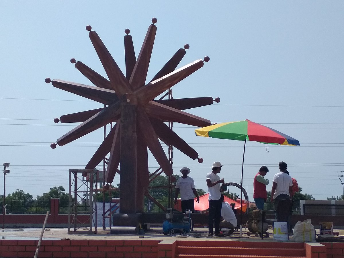 सेवाग्राम में बनाया गया लगभग 30 मीटर ऊंचा ये दुनिया का सबसे बड़ा चरखा है।