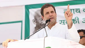 किसान अपनी जमीन के लिए लड़ता और मरता है, लेकिन मोदी सरकार उद्योगपतियों को जमीन दे देती है: राहुल गांधी